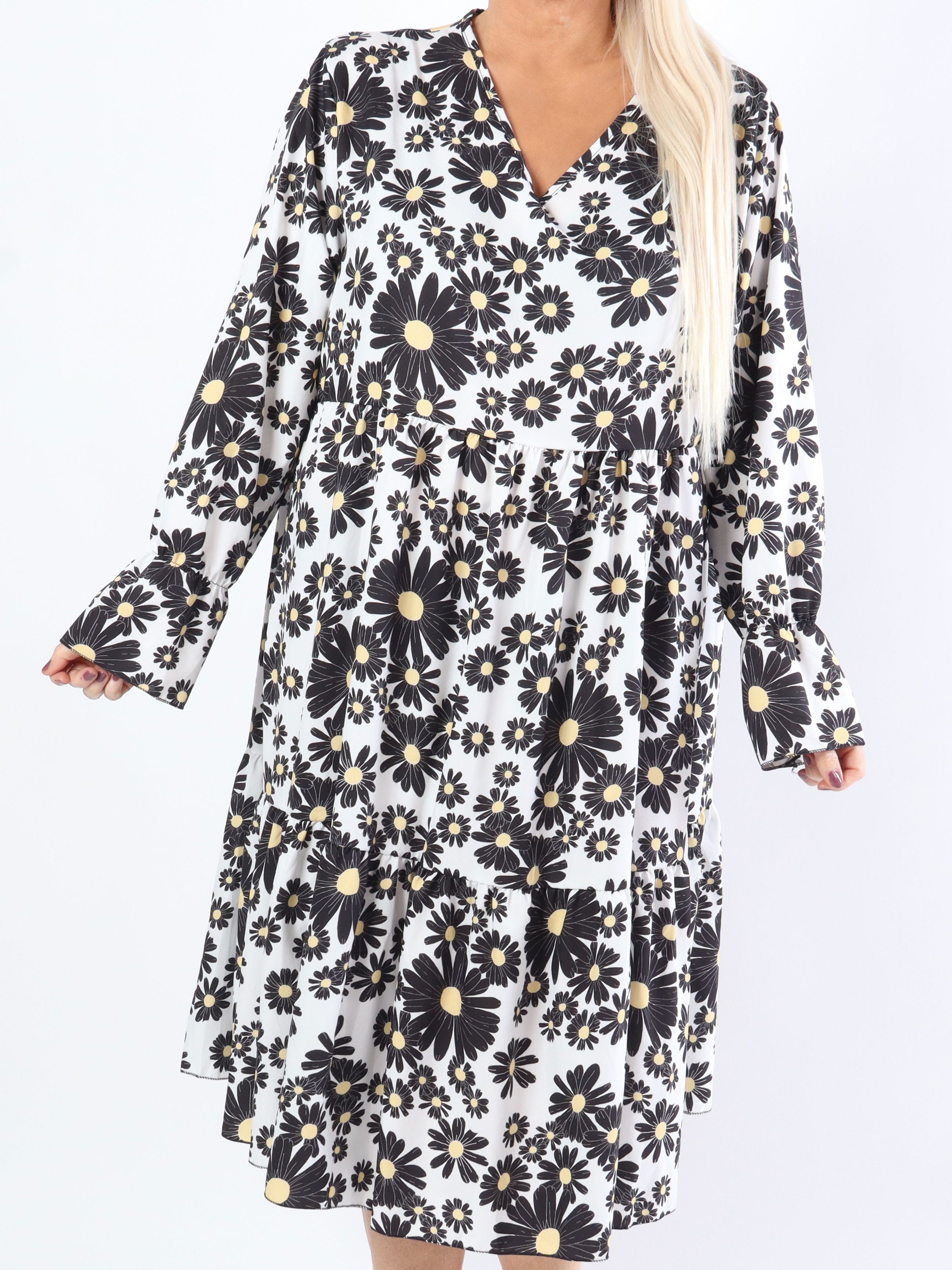 Marguerit - Söt klänning i plus size med vackert margueritmönster